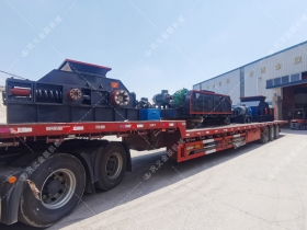 1200*1200雙齒輥破碎機(jī)，兩臺900*900軌道移動(dòng)雙齒輥破碎機(jī)發(fā)往云南