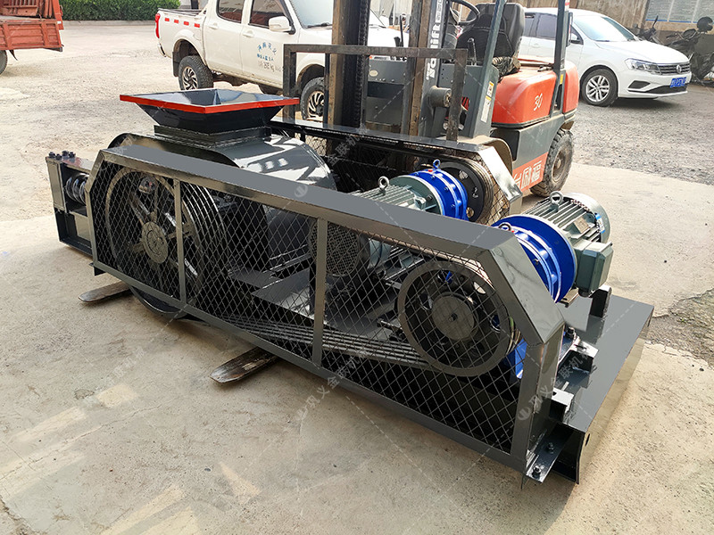 小型對(duì)輥破碎機(jī)發(fā)往廣西破碎沙子