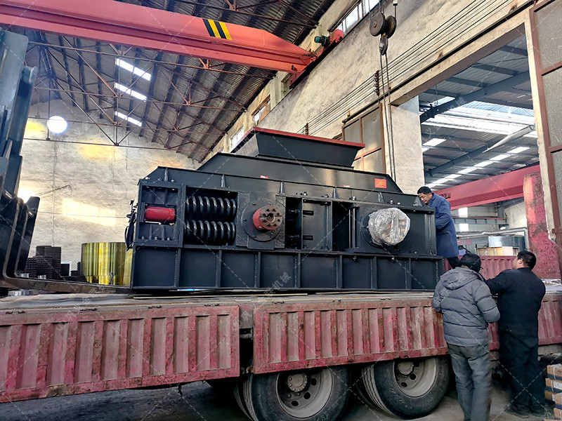 2PG1000X700對(duì)輥破碎機(jī)發(fā)往湖北恩施破碎鵝卵石