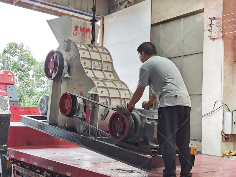雙級(jí)粉碎機(jī)發(fā)往山西忻州_粉碎煤泥和煤的混合料