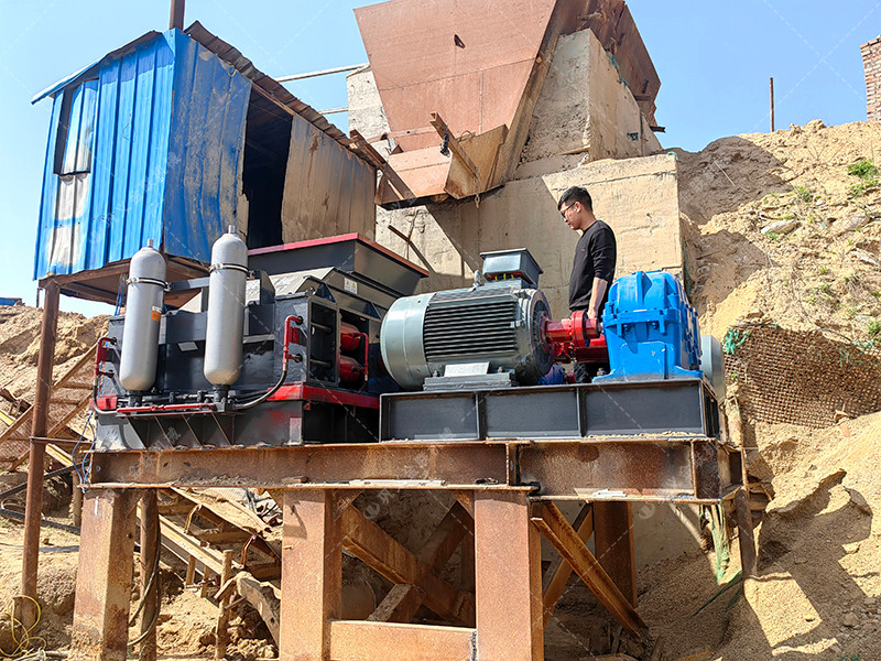 四川綿陽鵝卵石生產線現場-1210連軸對輥破碎機